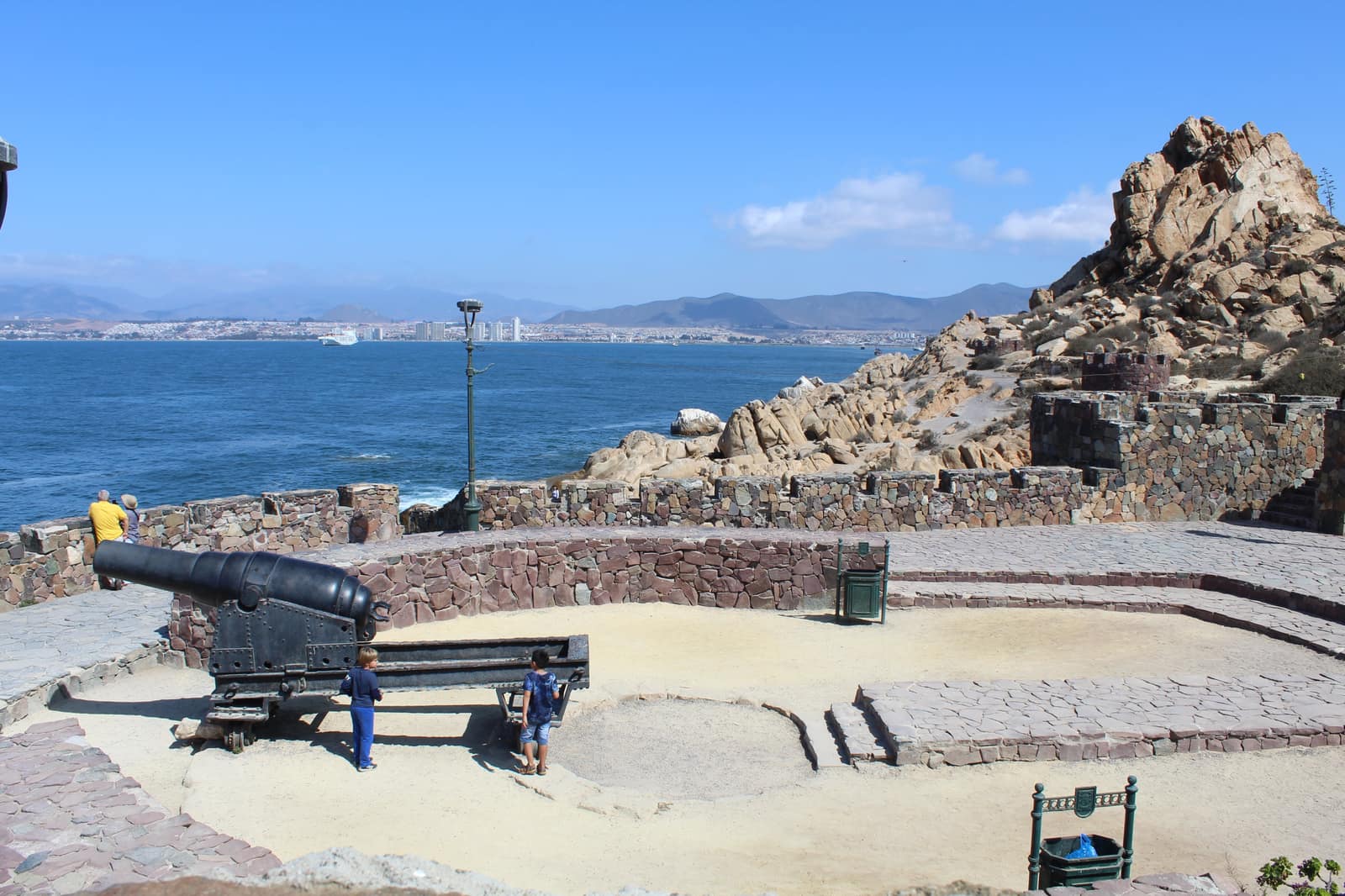 Vista general del fuerte sobre el cerro con la bahía de Coquimbo al fondo