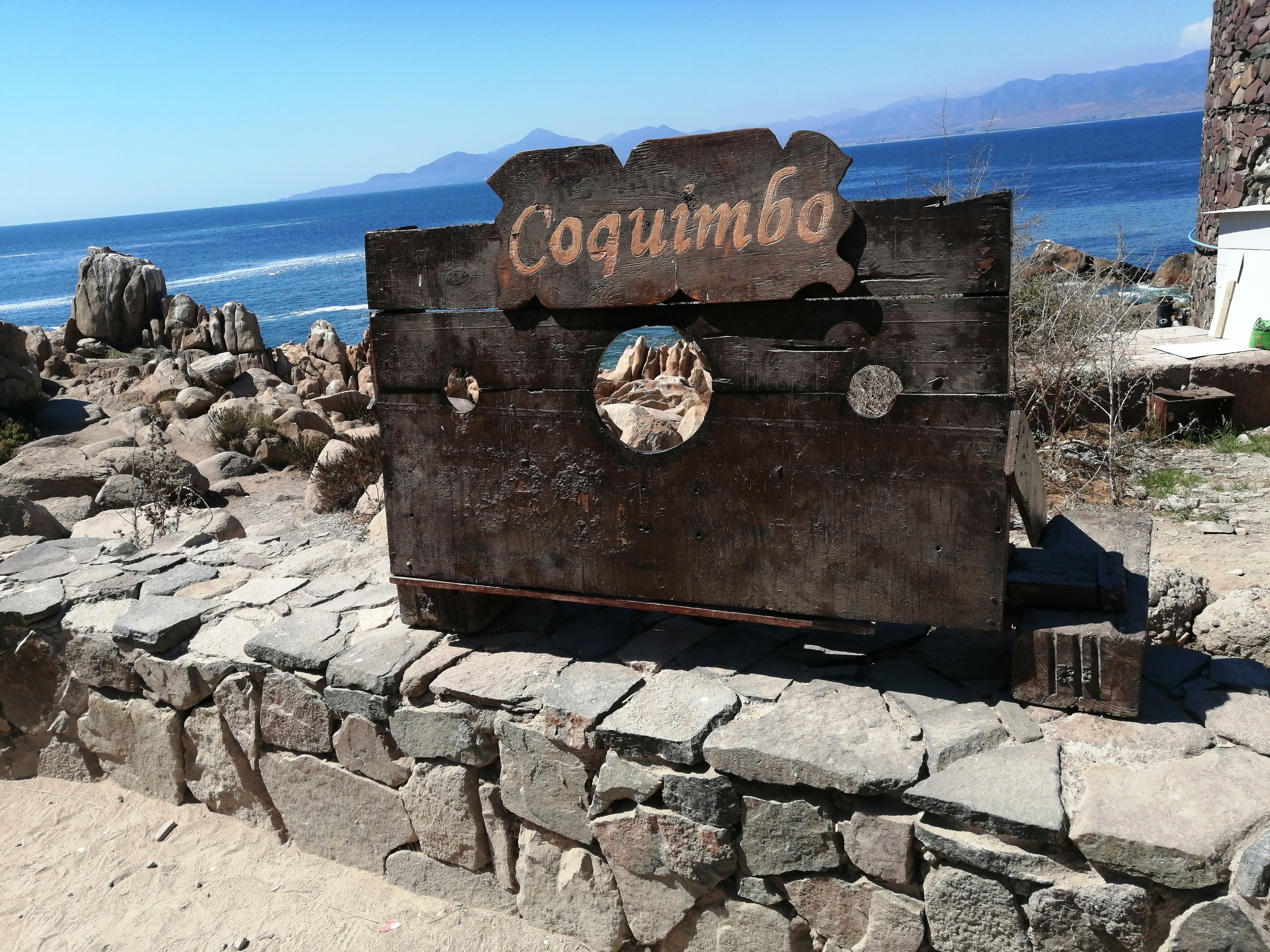 Entrada al recinto histórico desde el camino del cerro