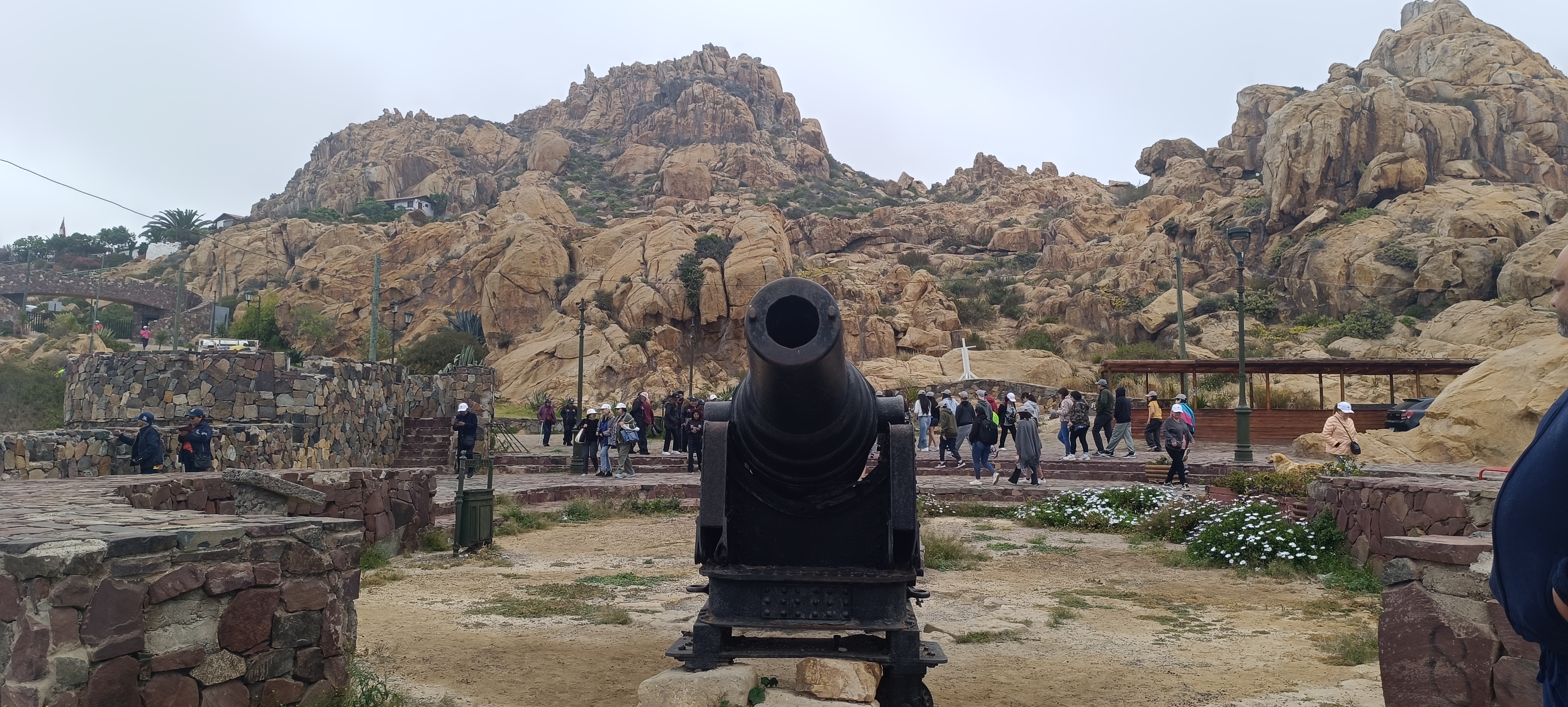 Plataforma del fuerte con la Cruz del Tercer Milenio al fondo