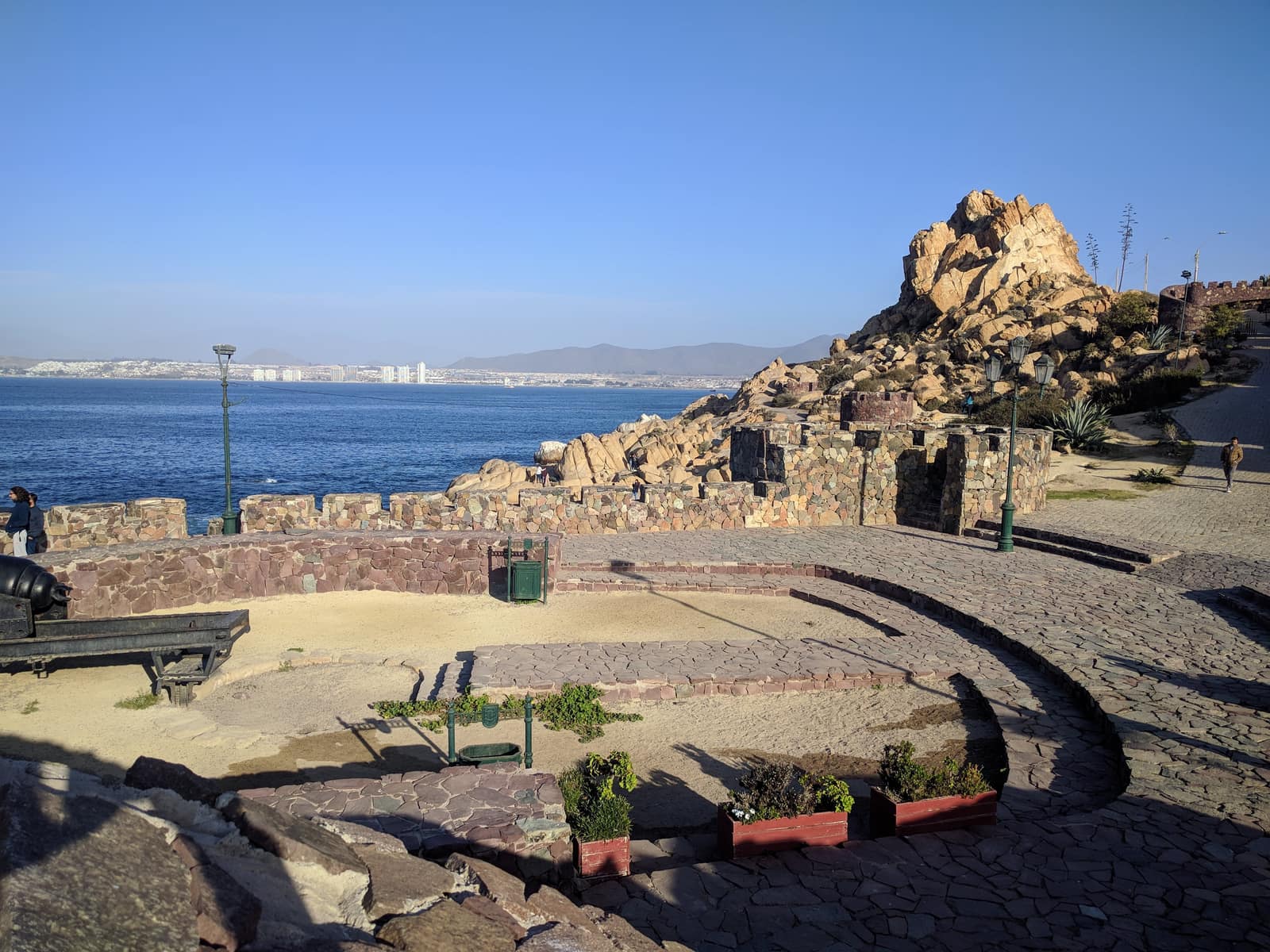 Cañón histórico del siglo XIX sobre una plataforma de piedra