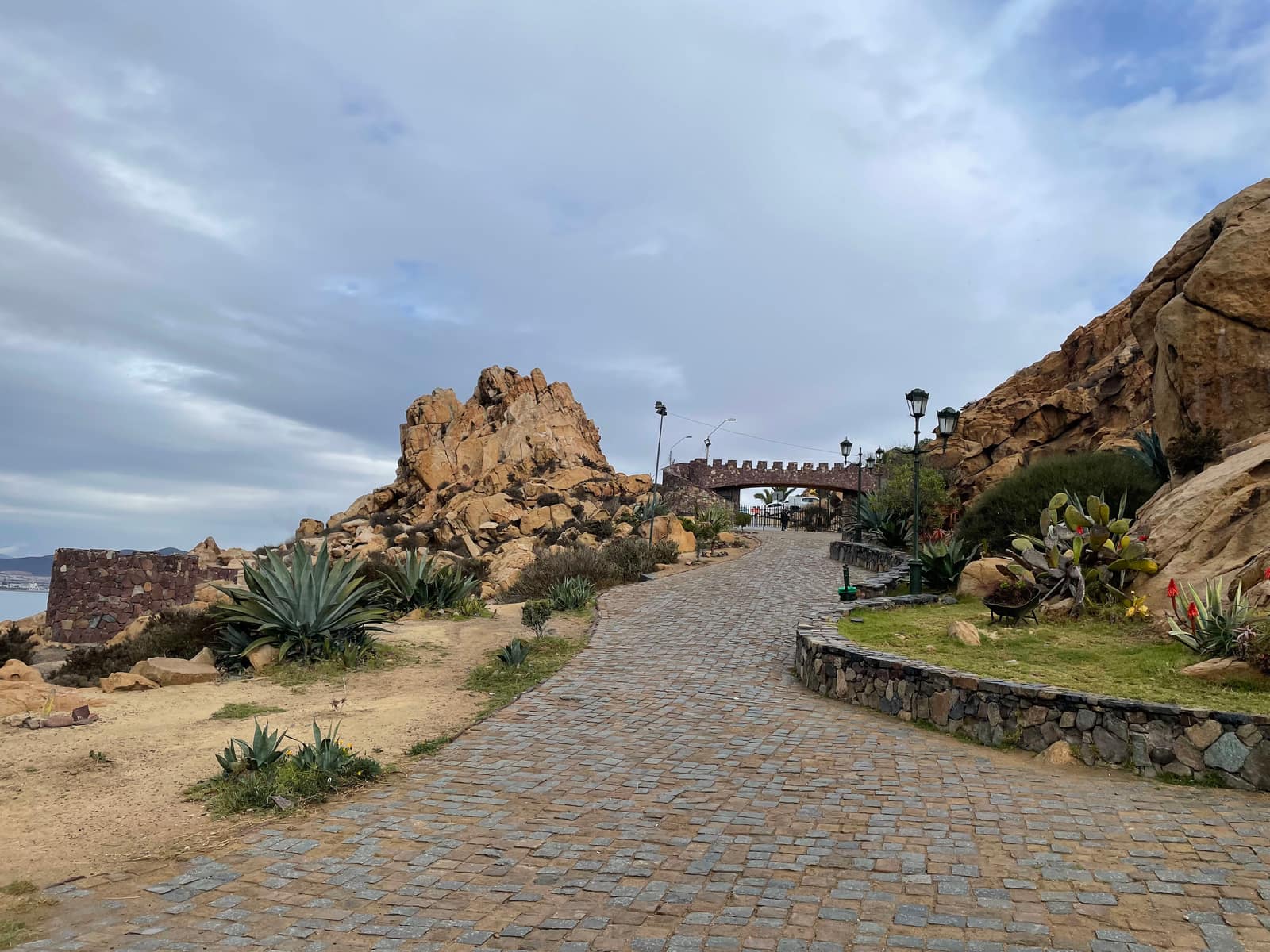 Baluarte y muralla con el puerto visible a la distancia
