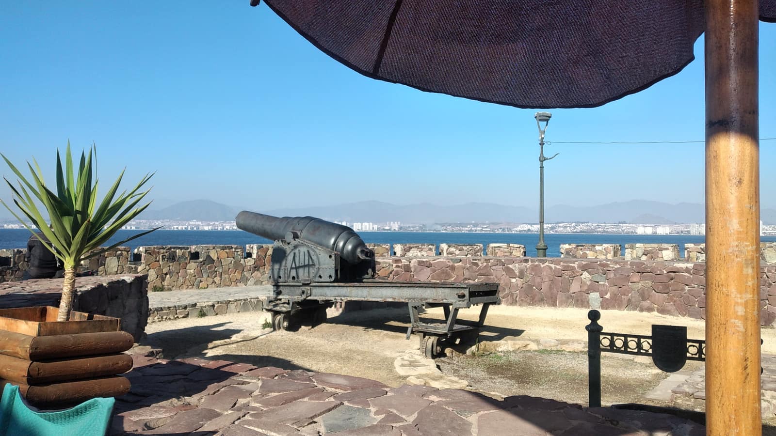 Detalle de muro defensivo y posición de artillería